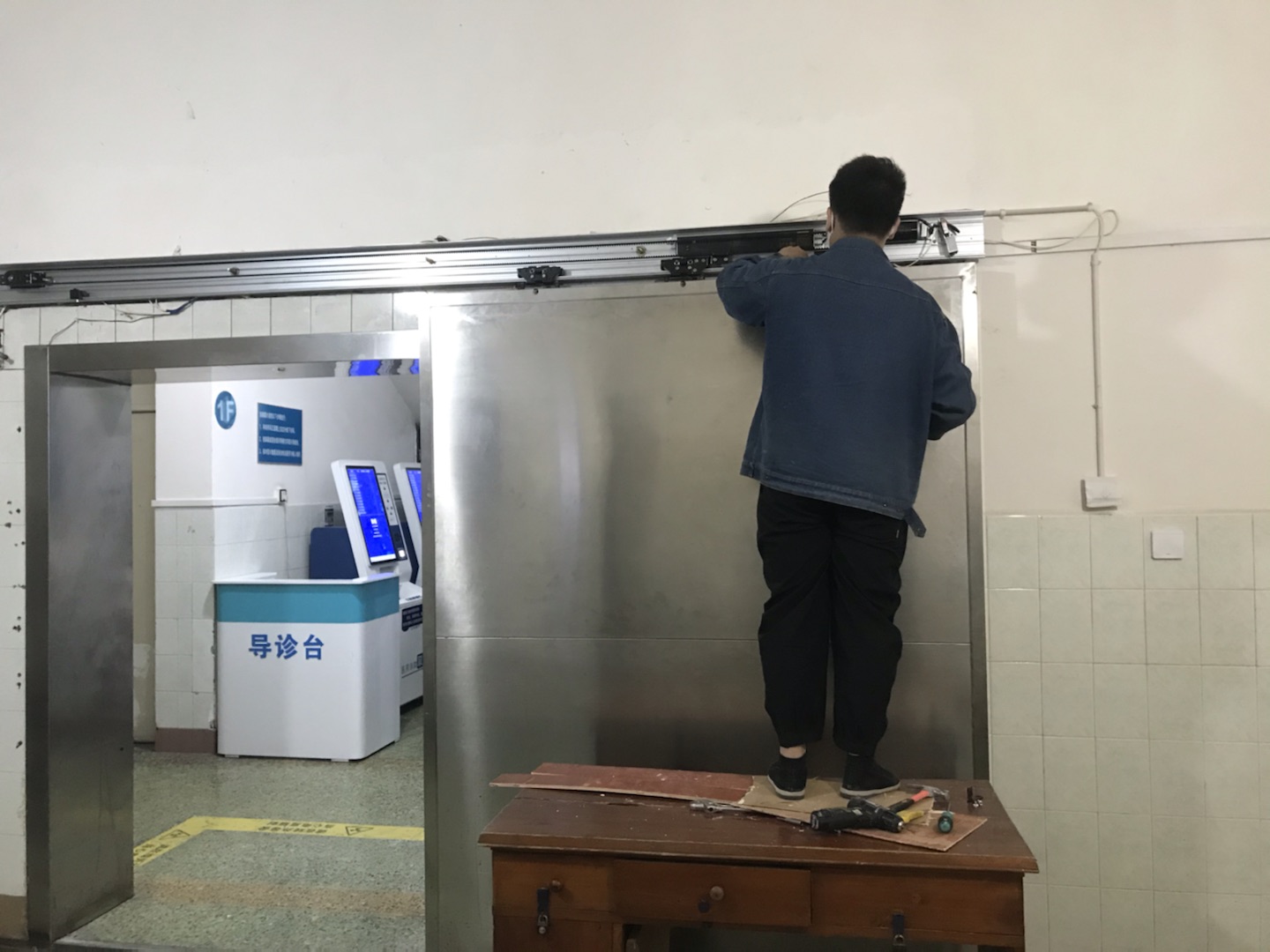 面对四川地区频繁的地震，应该如何延长防辐射铅门的使用寿命呢